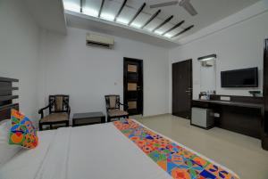 新德里的住宿－Hotel Exotica Suites Near AIIMS，一间大卧室,配有一张床和一台电视