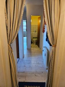 um corredor que leva a uma casa de banho com cortinas em Ferienwohnung Maria 5 em Haundorf