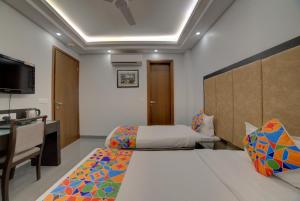 Postel nebo postele na pokoji v ubytování Hotel Exotica Suites Near AIIMS