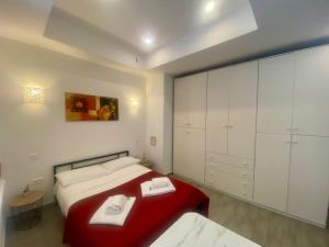 Schlafzimmer mit einem roten Bett und weißen Schränken in der Unterkunft PV1- Paul Valery Studio Five Stars Holiday House in Nizza