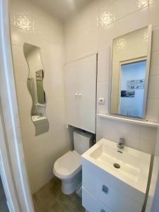 ein Badezimmer mit einem weißen WC und einem Waschbecken in der Unterkunft PV1- Paul Valery Studio Five Stars Holiday House in Nizza