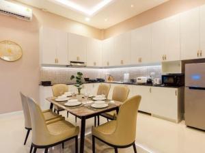 a kitchen and dining room with a table and chairs at Fin Camping & Pool Villa in Ban Hup Kaphong
