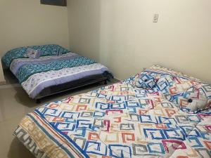 dos camas sentadas una al lado de la otra en una habitación en Apartamento Santa Rosa de Viterbo en Santa Rosa de Viterbo