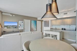 好萊塢的住宿－Amazing Apartments at H Beach House，一间带桌子的客厅和一间厨房