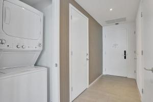 uma cozinha com um fogão branco e um micro-ondas em Amazing Apartments at H Beach House em Hollywood