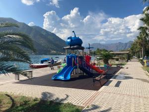 um parque infantil com escorrega junto à água em Bay Mola Home em Kotor