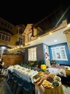 a long table with plates of food on it at Trà My Villa Đà Lạt BBQ Garden - Nguyên Căn Có Sân Vườn in Da Lat +59 photos