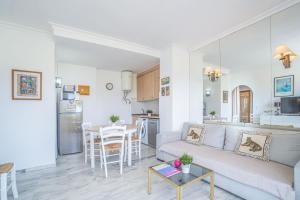 sala de estar y cocina con sofá y mesa en Apart-rent Apartment Port Ducal 0148, en Empuriabrava