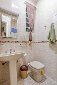 y baño con lavabo, aseo y espejo. en Apartamento Premium, en Río de Janeiro