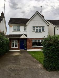 Biały dom z niebieskimi drzwiami w obiekcie 4 Bed Detached House in Drogheda w mieście Drogheda