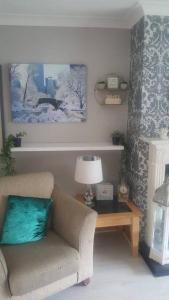 sala de estar con sofá y mesa con lámpara en 4 Bed Detached House in Drogheda, en Drogheda