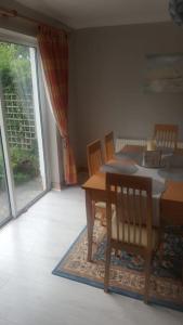 jadalnia ze stołem i krzesłami oraz oknem w obiekcie 4 Bed Detached House in Drogheda w mieście Drogheda