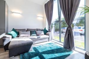 ein Wohnzimmer mit einem Sofa und einem großen Fenster in der Unterkunft Elegant apartment/2 in Buckinghamshire