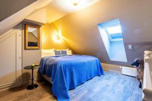 ein Schlafzimmer mit einem Bett mit einer blauen Decke in der Unterkunft Heefwai 2 W5 in Morsum