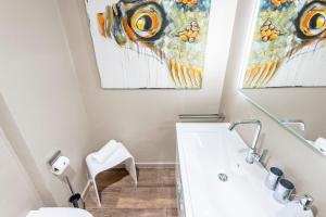 Koupelna v ubytování Heefwai-2-W5 + 19 fotografií