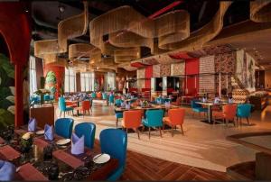 ニャチャンにあるBest View Panorama Suites managed by MLBのテーブルと椅子が備わるレストラン