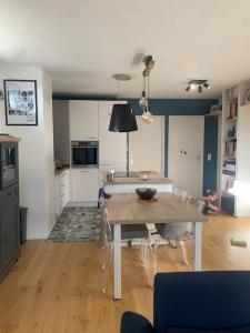 eine Küche und ein Esszimmer mit einem Tisch und Stühlen in der Unterkunft Appartement Montreuil 60M2 - Idéal JO Paris 2024 in Montreuil