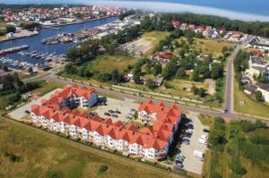 widok z góry na duży budynek z czerwonymi dachami w obiekcie Apartament Baltic C21 w mieście Darłowo