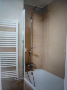 y baño con ducha y puerta de cristal. en Appartement Montreuil 60M2 - Idéal JO Paris 2024, en Montreuil