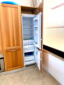 ガリポリにあるAppartamenti Blu Bayの空の冷蔵庫(キッチン内のドア開閉可)