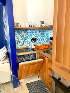 ガリポリにあるAppartamenti Blu Bayの小さなキッチン(シンク、食器洗い機付)