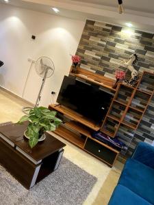 カイロにあるشقة فندقية 108のリビングルーム(薄型テレビ、テーブル付)