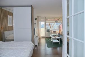 Un dormitorio con una cama y una sala de estar. en Kaiserhof App 213 inkl WLAN, en Grömitz