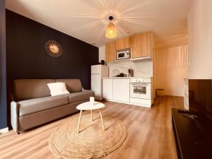 salon z kanapą i stołem w obiekcie Le Cocoon - Home Homy w mieście Vierzon