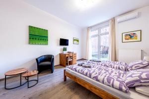 Schlafzimmer mit einem Bett, einem Schreibtisch und einem Fenster in der Unterkunft Apartment at the Synagogue - jewish quarter in Budapest