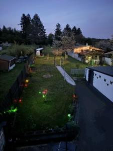 einen Hof mit Weihnachtslichtern auf dem Rasen in der Unterkunft may-homestay-saar in Neunkirchen