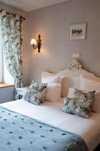 Postel nebo postele na pokoji v ubytování Hôtel Le Clos