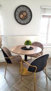 a dining room with a table and chairs at APARTAMENT JARACZA 28/17 in Słupsk