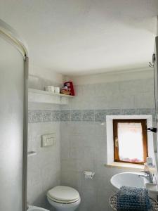 La salle de bains est pourvue de toilettes et d'un lavabo. dans l'établissement Il Campanile, à Montemerano