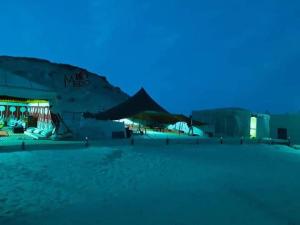 una vista notturna di un edificio con luci accese di Tommy Tour Sahara a Dakhla