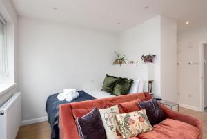 a living room with a bed and a couch at GuestReady - Trendy studio in Brixton in London