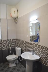 Ένα μπάνιο στο Aaram Holidays Phase1