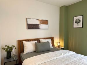 uma cama num quarto com paredes verdes em Cozy Place Picasso em Barcelona