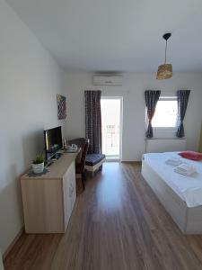 um quarto com uma cama e uma secretária com um computador em Hotel Guesthouse Stari Jasen em Zagreb