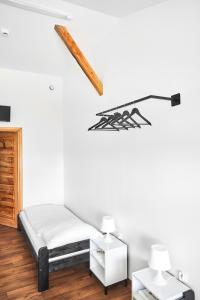 um quarto com uma cama e duas mesas de cabeceira em Hostel L44 em Nowy Targ