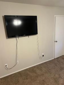 Elle comprend une télévision à écran plat suspendue au mur. dans l'établissement Amazing Stay, à Las Vegas