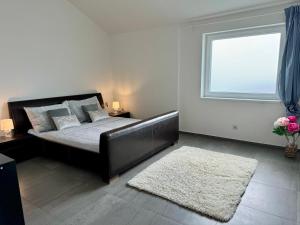 um quarto com uma cama, uma janela e um tapete em Byt apartman 2rooms 76m2 all new em Praga