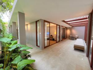 un soggiorno con un divano e alcune piante di Mambruk Hotel & Convention a Serang
