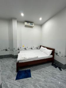 - une chambre avec un lit et la climatisation dans l'établissement Nhà nghỉ Sunmi, à Cần Thơ