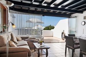 a living room with a couch and a table at Casa Vista Hermosa in Playa Blanca