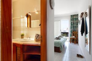 ein Badezimmer mit Waschbecken und ein Bett in einem Zimmer in der Unterkunft Casa Vista Hermosa in Playa Blanca