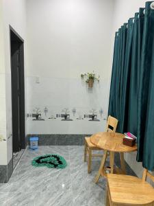 La salle de bains est pourvue d'une table et d'une baignoire. dans l'établissement Nhà nghỉ Sunmi, à Cần Thơ