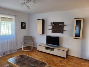 un salon avec une télévision sur une table dans l'établissement Gabi's home #1, à Sighişoara