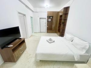 een slaapkamer met een bed en een flatscreen-tv bij Central Adress CD22 in Boekarest