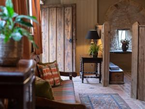 Khu vực ghế ngồi tại The Stables at Holy Well