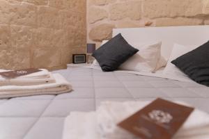Posteľ alebo postele v izbe v ubytovaní DIMORA BAROCCA Apartment Irene